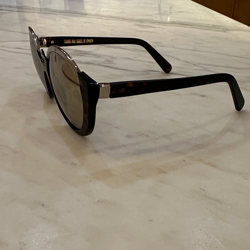Chic Tortoise Shell Sunglasses - Picture 3 of 3